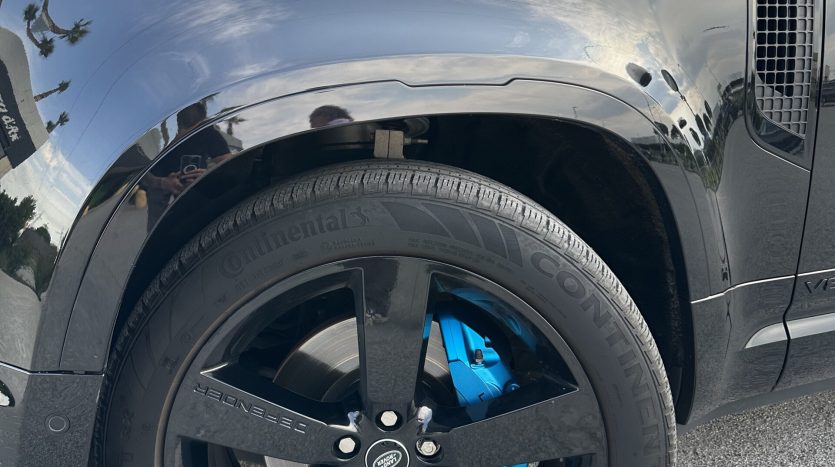 Land Rover Defender SVR